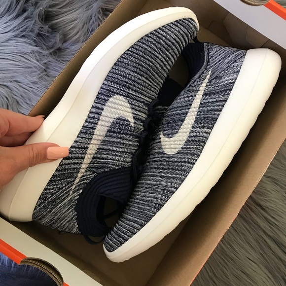 NEW 💙 NIKE ROSHE TWO FLYKNIT SIZE 10.5 WOMEN - Picture 2 of 8